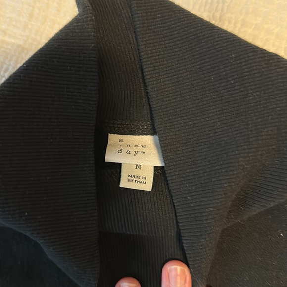 Black sweatshirt mock neck size medium - Picture 3 of 4